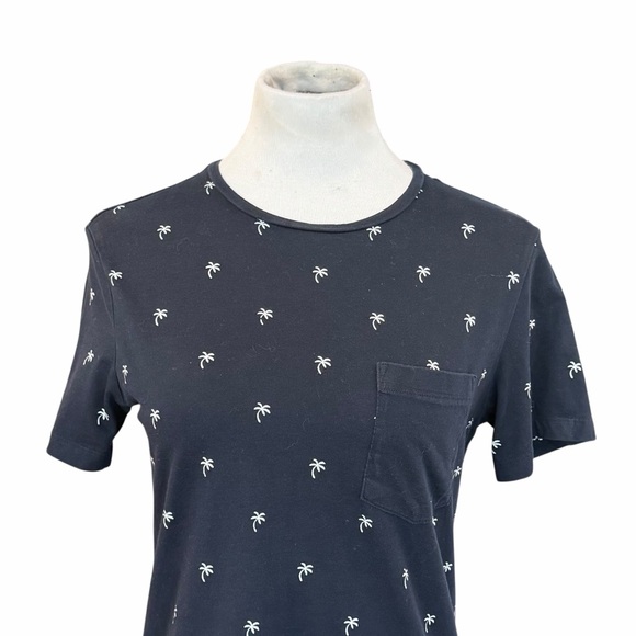 10/$25🦋 H&M Navy & White Palm Tree Print Pocket Tee - Size Small - Picture 2 of 15